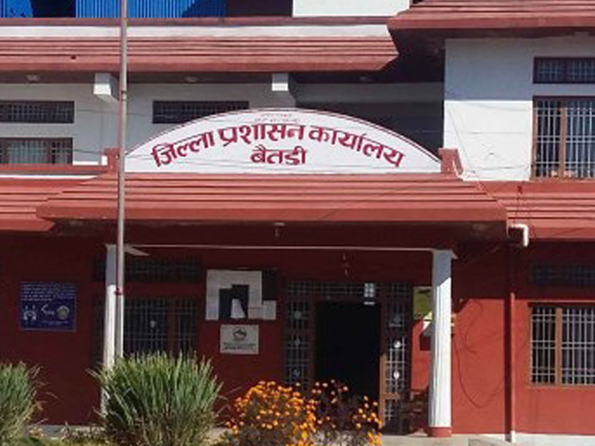 जनता आवास कार्यक्रम छनौटमा विभेद गरेको भन्दै प्रशासन र अख्तियारमा उजुरी 